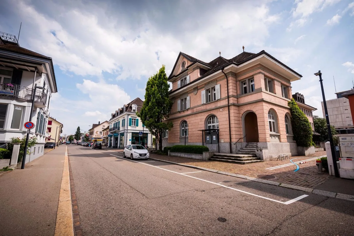 In das ehemalige Ustermer ZKB-Gebäude kommt die Abteilung Finanzen der Stadt.(Foto: Fabio Meier)