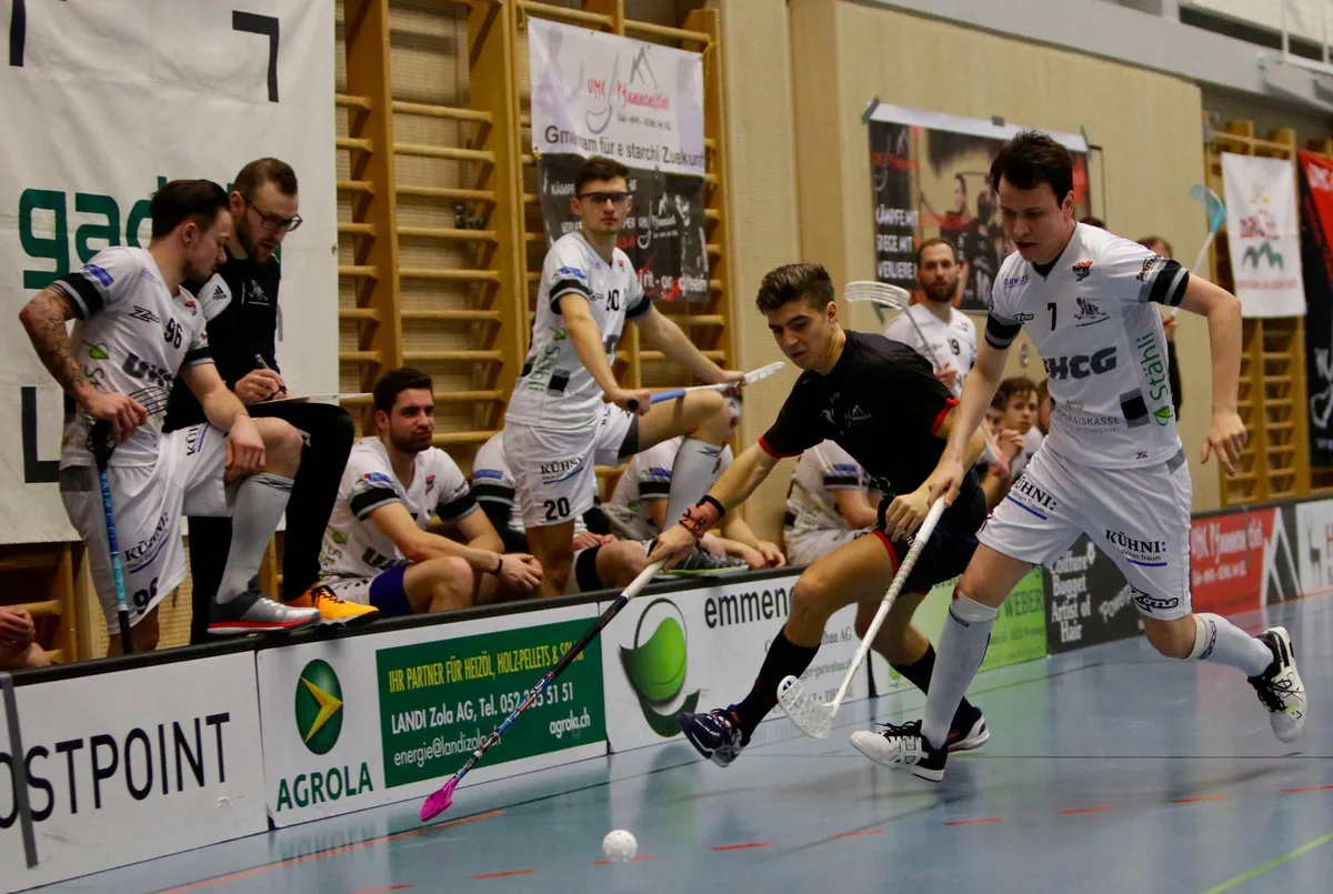 dab_uhc_pfannenstiel_7 Hartumkämpft: Pfannenstiels Remo Gallati (links) gegen Grünenmatts Sandro Dominguez. (Foto: David Baer)