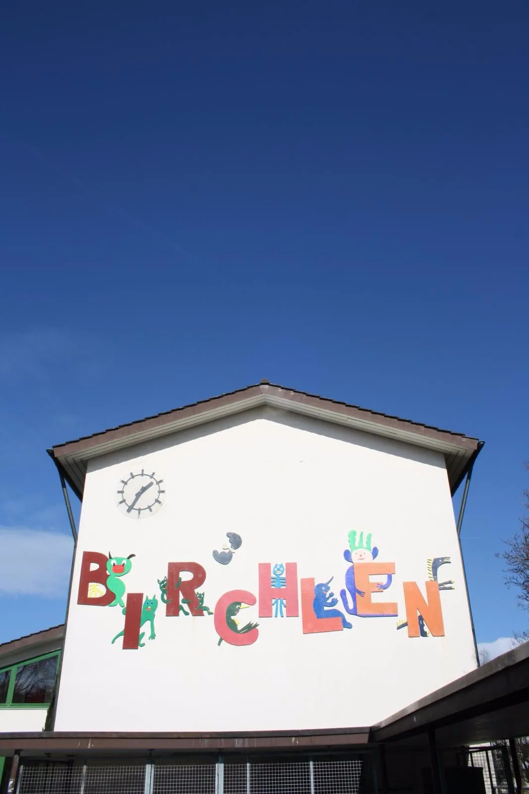 img_0127_preview Das Schulhaus Birchlen soll erweitertet werden. Vertagt wurde der Entscheid, ob das Schulhaus dereinst auch eine Tagesschule sein soll. (Foto: Thomas Bacher)