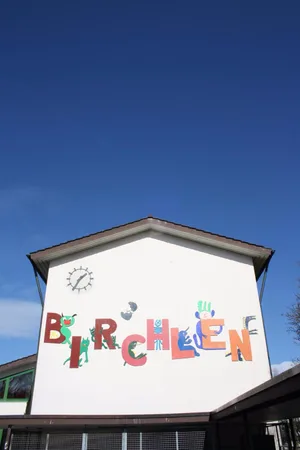img_0127_preview Das Schulhaus Birchlen soll erweitertet werden. Vertagt wurde der Entscheid, ob das Schulhaus dereinst auch eine Tagesschule sein soll. (Foto: Thomas Bacher)