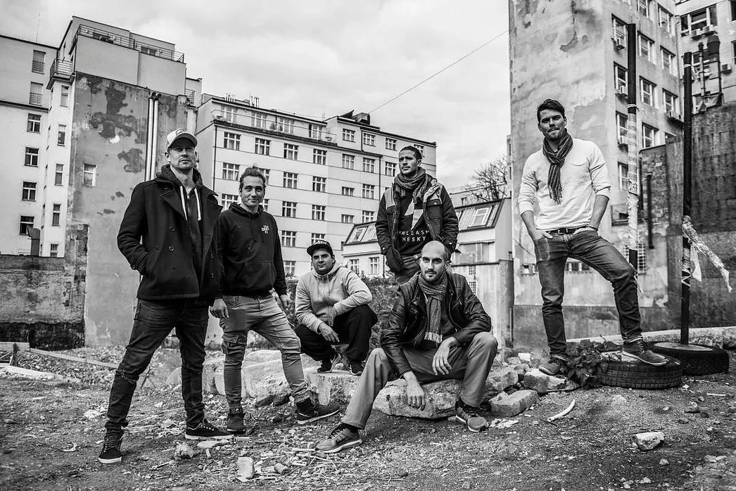 shambolic_shrinks_pic Die Shambolic Shrinks auf Osteuropa-Tour: v.l. Andreas Egli, Matthias Bürge, Roman Brechbühl, Simon Kuhn, Mario Hasler, Lukas Egli. (Foto: zvg.)