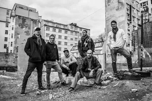 shambolic_shrinks_pic Die Shambolic Shrinks auf Osteuropa-Tour: v.l. Andreas Egli, Matthias Bürge, Roman Brechbühl, Simon Kuhn, Mario Hasler, Lukas Egli. (Foto: zvg.)