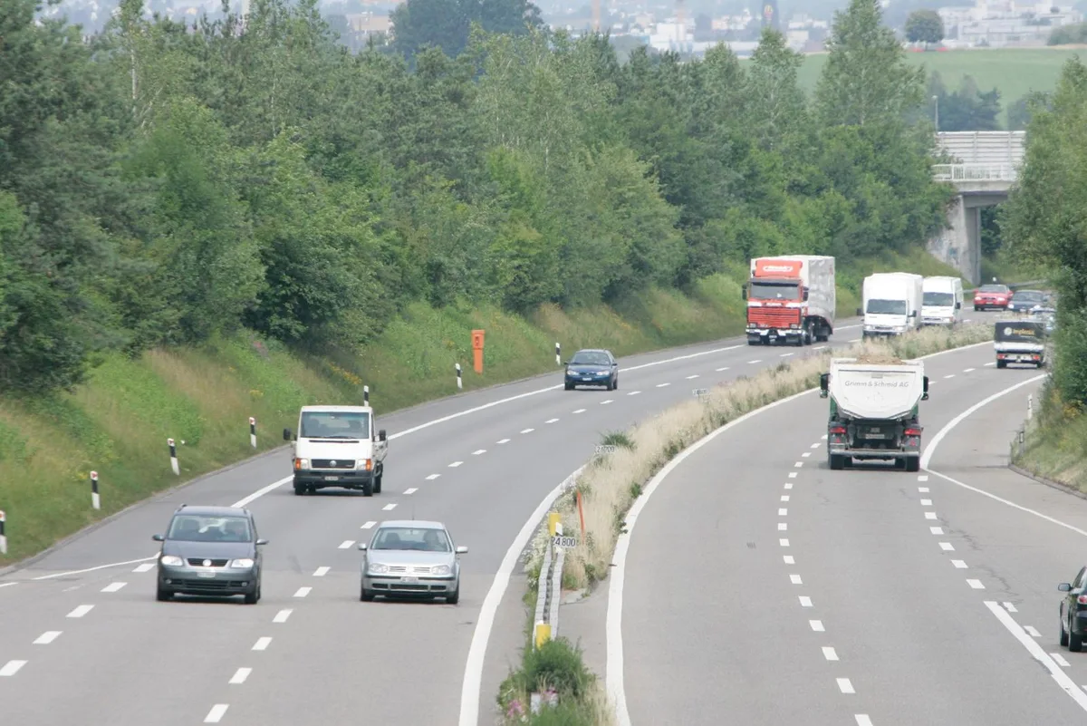 Das Rechtsvorbeifahren soll zukünftig in allen Verkehrssituationen erlaubt werden. Das verlangt der FDP-Nationalrat Thierry Burkart. 

(Symbolfoto: Archiv) , Bisher war rechts vorbeifahren nur erlaubt, wenn die linke Kolonne stockt und langsamer war. 

(Symbolfoto: Archiv)