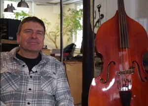 fritzsche_bild Markus Fritzsche mit seinem Kontrabass. (Screenshot: Lennart Langer)