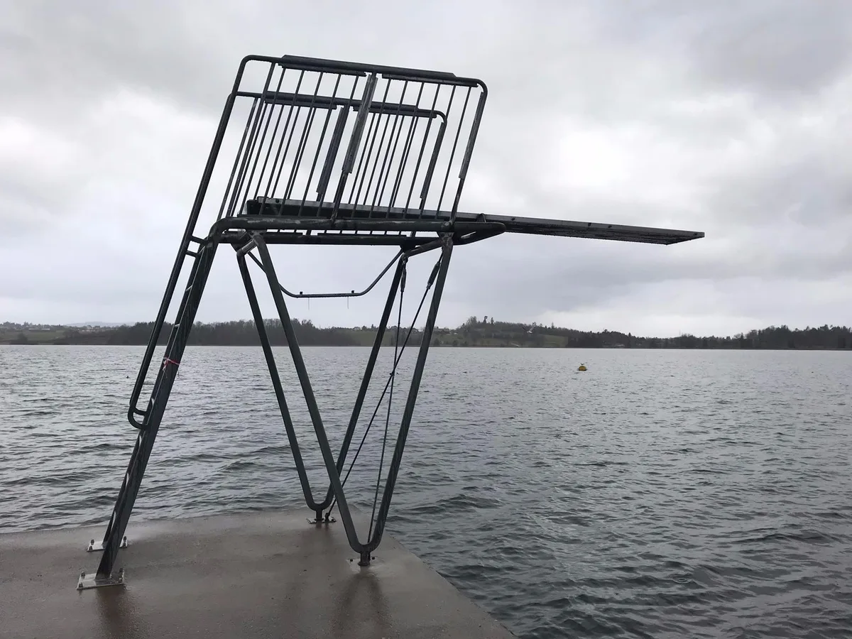 sprungturm_pfaeffikon Keine Sprünge vom 3-Meter-Brett: Der Sprungturm im Strandbad Baumen kann diese Saison nicht genutzt werden. (Foto: PD)
