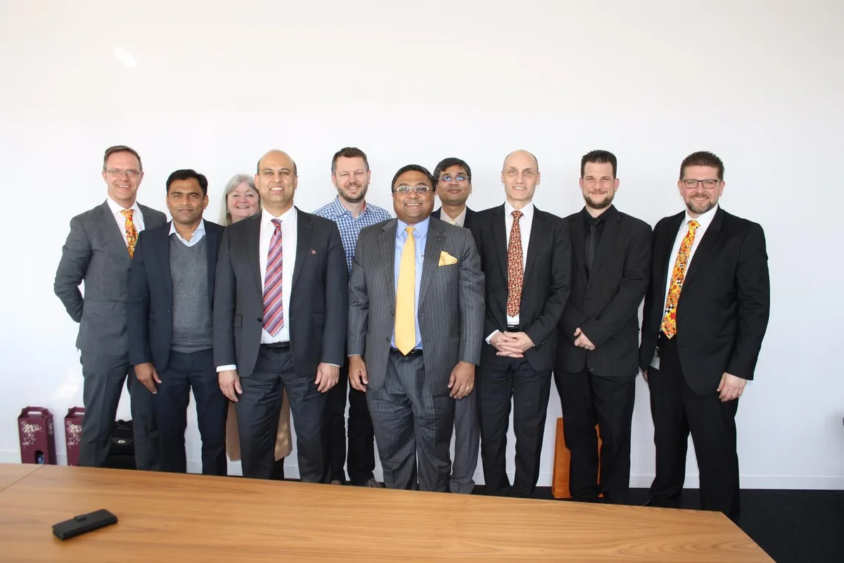 inder Grosse Runde (v.l.): Gem.schreiber Beat Grob, Nevil Christian (Hocoma), Dolmetscherin Leslie Hoffleur, Gemeindepräsident Jean-Philippe Pinto, Hocoma-CEO Gery Colombo, Botschafter Sibi George, Sekretär Piyush Singh, Daniel North (FDP), Stephan Ulrich (Präsident Gewerbeverein) und Tumasch Mischol (stv. Gem.schreiber). (Foto: Lea Chiapolini)