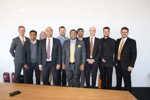 inder Grosse Runde (v.l.): Gem.schreiber Beat Grob, Nevil Christian (Hocoma), Dolmetscherin Leslie Hoffleur, Gemeindepräsident Jean-Philippe Pinto, Hocoma-CEO Gery Colombo, Botschafter Sibi George, Sekretär Piyush Singh, Daniel North (FDP), Stephan Ulrich (Präsident Gewerbeverein) und Tumasch Mischol (stv. Gem.schreiber). (Foto: Lea Chiapolini)