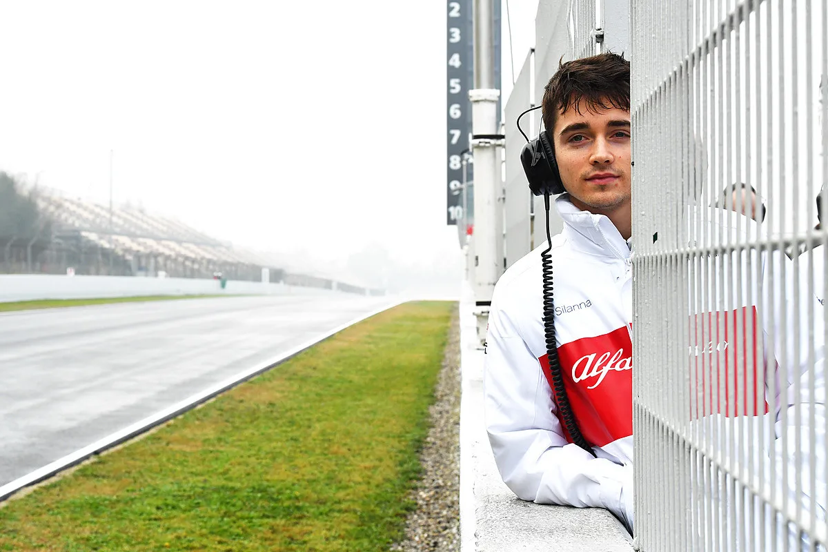 lrms2_4884 Der neue Sauber-Pilot Charles Leclerc. (Foto: Sauber Motorsport AG), Er gilt als grosses Talent: Leclerc im Gespräch mit einem Ingenieur. (Foto: Sauber Motorsport AG), In der letzten Saison gewann Leclerc die Formel-2-Gesamtwertung, im Jahr zuvor wurde er GP3-Meister. (Foto: Sauber Motorsport AG), Rot ist seine Farbe: Leclerc ist ein Ferrari-Nachwuchsfahrer. (Foto: Sauber Motorsport AG)