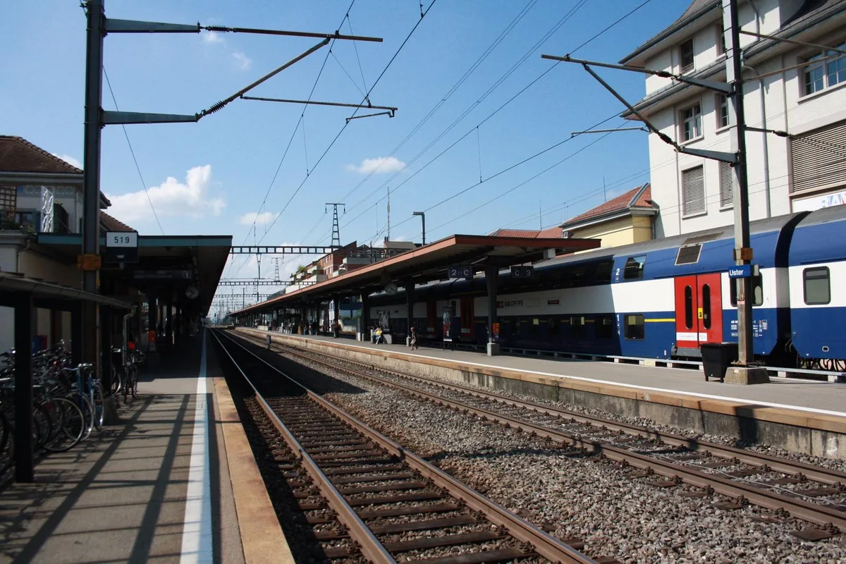 Die Bauarbeiten am Bahnhof Uster werden Mitte 2019 abgeschlossen sein. Die erste Etappe mit den Nachtarbeiten dauert bis Ende November 2018. (Archivfoto: Eduard Gautschi)