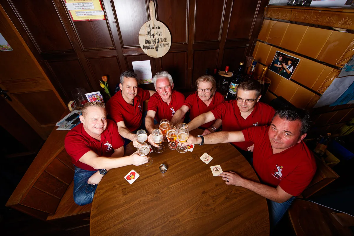 Roger Kündig, Dani Andrey, Mäse Eberle, Paul Zehnder, René Bauert und Peter Schiesser (v.l.n.r.) vom Friitig-Stamm. (Bild: David Kündig), Das Vereinslogo hat Roger Kündig entworfen. (Bild: David Kündig), Der Friitig-Stamm nutzt die Mitgliederbeiträge für seine Kulturreisen. (Bild: David Kündig), Der Friitig-Stamm existiert seit fast dreissig Jahren und hat das «Quöllsch» erfunden. (Bild: David Kündig)