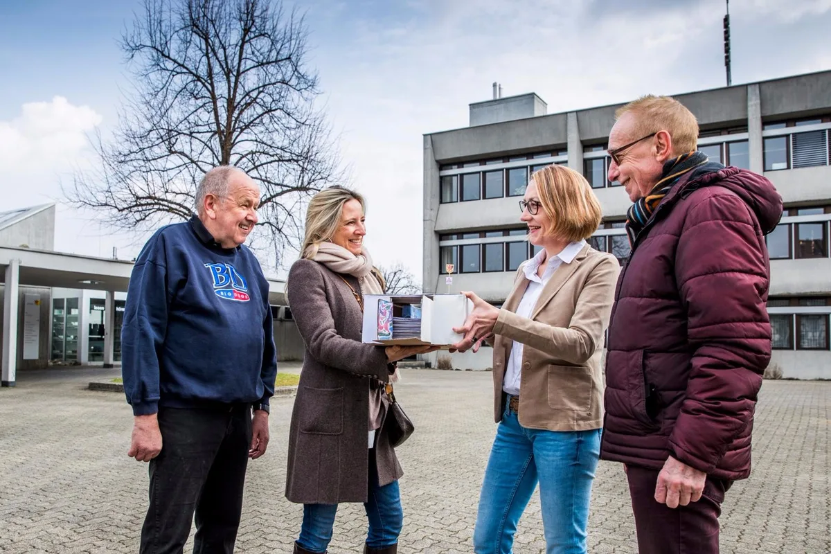 uster_26032018_petition_crm_3_preview Eine Übergabe im kleinen Rahmen, aber mit grossem Ziel (von links): SVP-Präsiden Rico Hauser, Präsident SVP Fällanden, SVP-Mitglied Manuela Blangey, Leta Bezzola (Gemeindeschreiberin) und Renato Ventura (SVP). (Foto: Christian Merz)