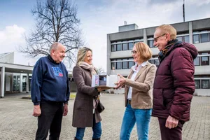 uster_26032018_petition_crm_3_preview Eine Übergabe im kleinen Rahmen, aber mit grossem Ziel (von links): SVP-Präsiden Rico Hauser, Präsident SVP Fällanden, SVP-Mitglied Manuela Blangey, Leta Bezzola (Gemeindeschreiberin) und Renato Ventura (SVP). (Foto: Christian Merz)
