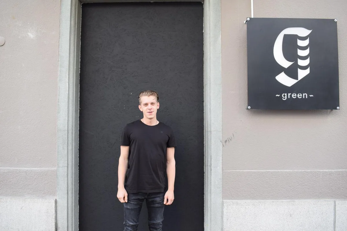 Gregory Herren beerdigt Techno-Partys im Green Klub. Hier sieht man ihn vor der ehemaligen Eingangstüre - um die Nachbarn vor Lärm zu schützen, wurde diese zugemauert. 

(Foto: Talina Steinmetz), Der 24-jährige Wiesendanger bedauert den Entscheid, zieht aber auch Positives daraus. «Wir konzentrieren uns auf andere Projekte.»

(Foto: Talina Steinmetz) , Auch im Salzhaus kennt man das Problem der Lärmbeschwerde. Bauliche Massnahmen halten aber dagegen an. 

(Foto: Talina Steinmetz) , Das Kraftfeld ist eine der Locations, die nicht mit Lärmklagen zu kämpfen hat. 

(Foto: Talina Steinmetz)