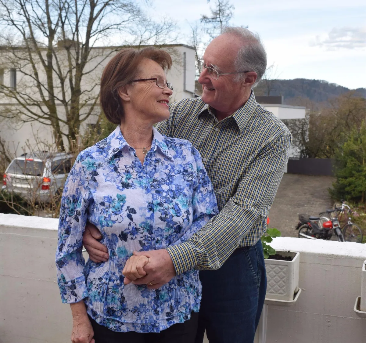 Margrit und Benjamin Sterchi aus Neftenbach feiern am 6. April Goldene Hochzeit. 

(Foto: Talina Steinmetz), Die beiden Rentner kennen sich bereits seit jungen Jahren. «Ich musste Margrit erobern», erzählt Benjamin Sterchi.

(Foto: pd), Auch heute noch sind sie ein unzertrennliches Team. Das Geheimnis ihrer Liebe liege in der Bibel. 

(Foto: Talina Steinmetz)