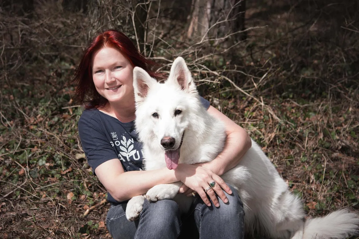 sylvia_michel_und_rasta_2 Die Fotografin Sylvia Michel fotografiert regelmässig ihren Hund Rasta.
(Foto: Sylvia Michel), Der Weisse Schäferhund Rasta hat auf Instagram 31'000 Fans.
(Foto: Sylvia Michel), Die Bilder des Hundes gehen um die Welt, die Fanbase reicht bis nach Russland oder Amerika.
(Foto: Sylvia Michel), Sylvia Michel entschied, mit ihrem Hund die Schweiz zu entdecken.
(Foto: Sylvia Michel), Durch den Vierbeiner auf den Bildern wird diesen etwas mehr Leben verliehen.
(Foto: Sylvia Michel), Sylvia Michel erhält aufgrund der Reichweite ihrer Fotos viele Werbeanfragen. Diese lehnt sie aber ab: «Ich vermarkte meinen Hund nicht.»
(Foto: Sylvia Michel), Rasta sei nämlich ihr Haustier, keine Maschine.
(Foto: Sylvia Michel)