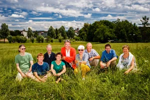 uster_25062015_idaro_naz-3 Bereits vor vier Jahren bekundetete eine Gruppe rund um Lewona-Co-Präsident Marcus Freund (in der roten Jacke) Interesse am Areal in der Hohfuren. (Archivfoto: Nicolas Zonvi), So möchte die Wohnbaugenossenschaft Lewona das Areal in der Hohfuren gestalten. (Visualisierung: Lewona)
