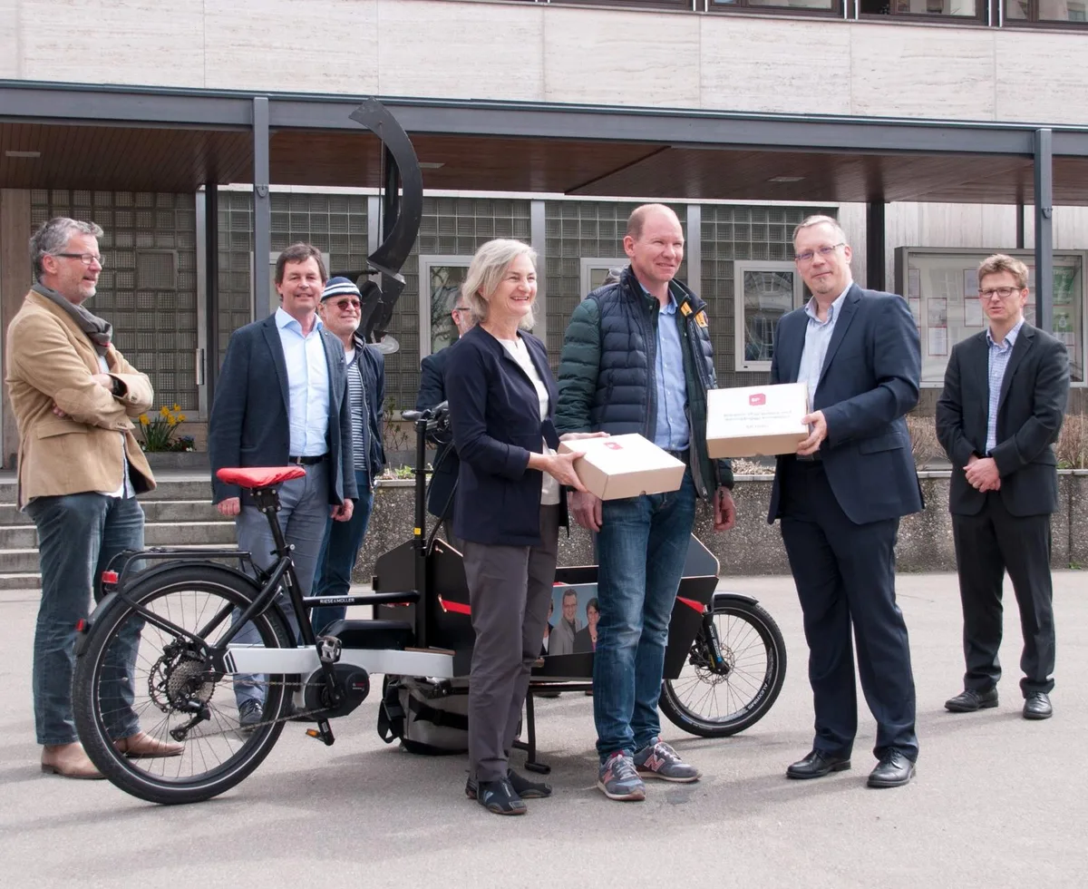 Die SP-Mitglieder Karin Niedermann und Stefan Feldmann übergeben die Unterschriften an Stadtrat  Jean-François Rossier (SVP). (Foto: PD)