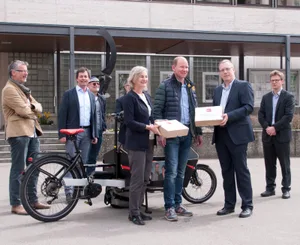 spu_velo_uebergabe Die SP-Mitglieder Karin Niedermann und Stefan Feldmann übergeben die Unterschriften an Stadtrat Jean-François Rossier (SVP). (Foto: PD)