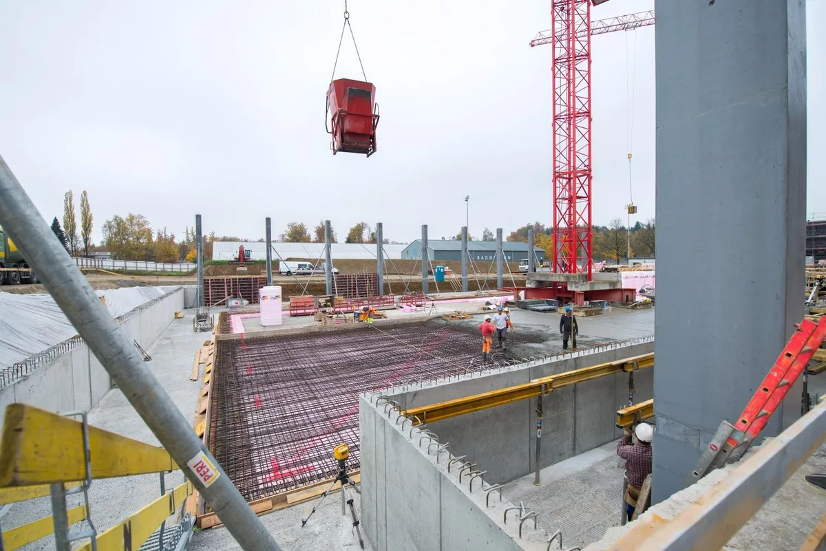 Die Baustelle beim Hallenbad Buchholz im Jahr 2015. (Foto: Seraina Boner), Esther Rickenbacher, Abteilungsvorsteherin Gesundheit,ist mit dem Ergebnis der Bauabrechnung zufrieden. (Foto: PD)