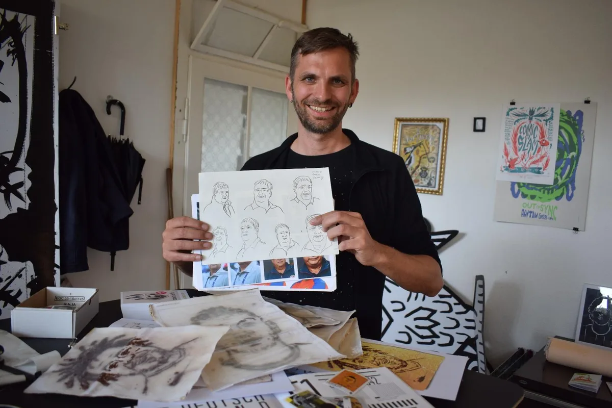 https-zueriost-ch-sites-default-files-media-2018-04-16-samuel_jordi_zueriost2-jpg Samuel Jordi aus Winterthur hat die Mannschaft Panama für das «Tschutti Heftli» illustriert.
(Foto: Talina Steinmetz), Um diese Chance zu erhalten, musste der 40-Jährige ein Porträt von Fussballlegende Diego Maradona einreichen. Dafür griff Samuel Jordi den Kokainkonsum des Fussballers auf und stellte ein Bild scheinbar aus Kokain her.
(Foto: Talina Steinmetz) , Gearbeitet hat er mit Puderzucker. Die Panamaer wurden aus Sand illustriert. Die künstlerische Freiheit in Verbindung mit Fussball sei es, was das «Tschutti Heftli» für den Winterthurer so einzigartig mache.
(Foto: Talina Steinmetz)
