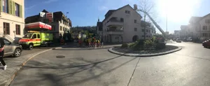 brand_wald_18_4 Das Haus, in dem der Brand ausgebrochen war, liegt direkt beim vielbefahrenen «Ochsen»-Kreisel. (Foto: Feuerwehr Wald), Für die Löscharbeiten wurden auch je eine Autodrehleiter der Feuerwehren Rüti und HInwil aufgeboten. (Symbolfoto: Archiv Züriost)