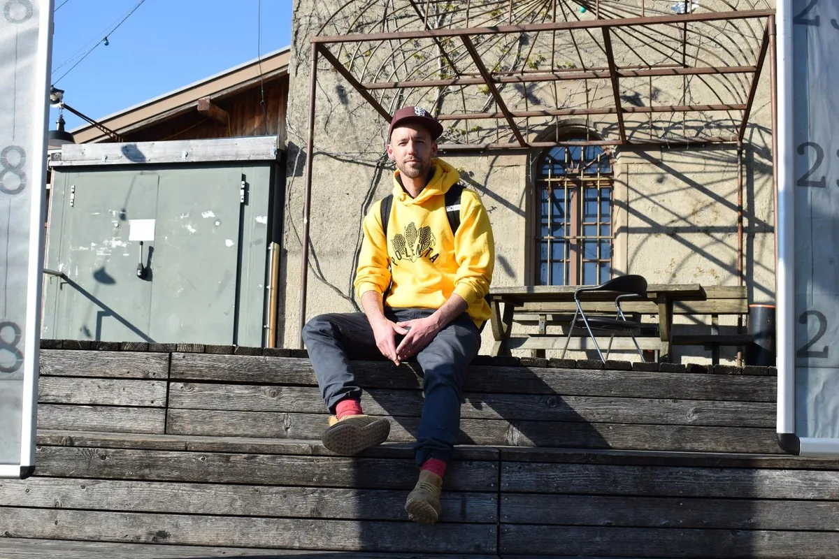 dsc_0458 Philipp Labhart vor dem Salzhaus in Winterthur. Hier findet «Eine Nacht für Hip Hop» statt.
(Foto: Talina Steinmetz), Der Auftritt von «The Legacy» an den Musikfestwochen 2017 zeigte Bassist Philipp Labhart, dass Rap in Winterthur eine grosse Reichweite hat.
(Foto: pd.)