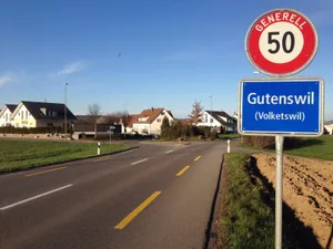 img_6385 Bauarbeiten an der Winterthurerstrasse in Gutenswil: Um die letzten Belagsschichten einbauen zu können, muss der Abschnitt von der Einmündung Grossenacherstrasse bis zum bis zum Sternenkreisel für den Verkehr komplett gesperrt werden. (Archivbild: Martin Liebrich), Die Haltestelle Gutenswil, Sternen wird während der Bauzeit nicht bedient. (Plan: Tiefbauamt)