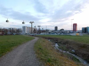zooseilbahn_visualisierung_plattformstettbach So könnte die neue Seilbahn zum Zürcher Zoo aussehen. (Visualisierung: PD)