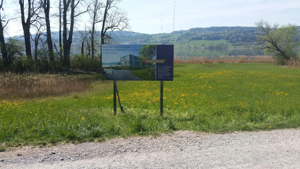 2018_04_02_9533_9 Diese Bautafel am Ufer des Greifensees und mitten im Naturschutzgebiet schockte Spaziergänger und Anwohner. (Bild: Leserreporter Otmar Wittensöldner), Es war aber nur eine PR-Aktion des Kantons, die etwas nach Hinten losging. (Bild: Leserreporter Otmar Wittensöldner)