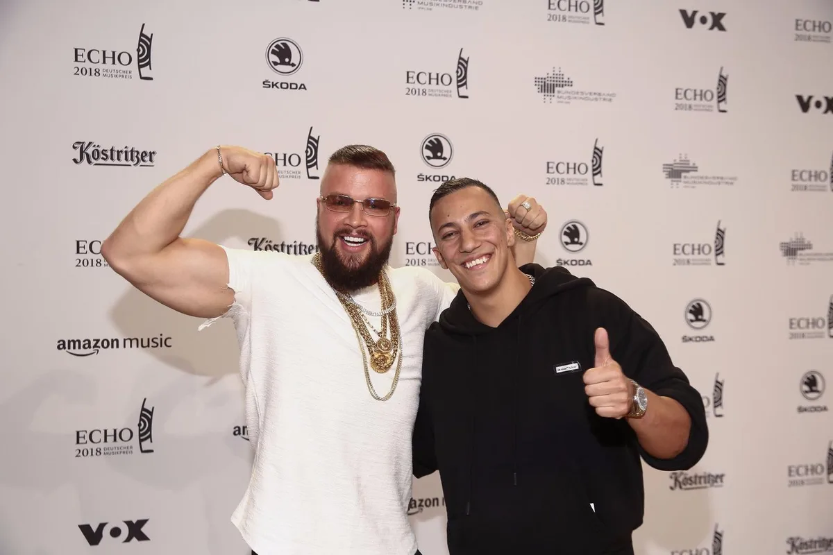 foto_echo Das Rap-Duo Kollegah (l.) und Farid Bang sorgt mit seinen Songtexten für Aufruhr.
(Foto: BVMI/Markus Nass), Der Winterthurer Rapper Pedro kann nicht nachvollziehen, weshalb ein solch negativer Hype ausgelöst wurde. «Der Satz ‹Mein Körper definierter als von Auschwitzinsassen› ist ein sehr harter Vergleich, der unter die Haut geht. Im Satz wird aber keine Religion direkt angegriffen.»
(Foto: pd.) , Elia Binelli, Herausgeber des Lyrics-Magazins, kritisiert die geführte Debatte scharf. ««Um über Rap-Zeilen urteilen zu können, muss man sich mit Rap befassen – ich fordere von Debattenteilnehmern, dass sie die Line im Kontext der Kunst zu verstehen versuchen.»
(Foto: Talina Steinmetz), Der Rapper Smack (ganz links) kann die Diskussion langsam nicht mehr hören. «Die Medien und Politiker verurteilen Kollegah und Farid Bang wegen einer einzigen Line. Das ist doch absurd.»
(Foto: pd.)
