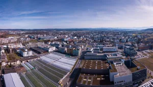 stettbach_05-03-18_baustelle_fsm_023_preview Freie Sicht nach Dübendorf. (Foto: Fabio Meier), Für die Drohenflüge war eine Bewilligung der Flugsicherung Skyguide nötig. (Foto: Fabio Meier), Noch sind die Bauarbeiten in vollem Gang. Geplanter Bezugstermin ist im Herbst 2019. (Foto: Fabio Meier), Blick auf das Helsana-Gebäude und die noch unbebauten Felder. (Foto: Fabio Meier), Blick von der Giessen-Kreuzung aufs Hochbordquartier. (Foto: Fabio Meier), Der Norden und das untere Glattal. (Foto: Fabio Meier), Das Hochbord-Quartier im Überblick. (Foto: Fabio Meier), Im Vordergrund der Bahnhof Stettbach. (Foto: Fabio Meier)