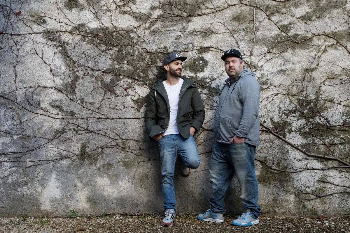 fratellib_2_color_hq Die Gebrüder Flap (l.) und Chandro sind seit mehr als zehn Jahren als Fratelli-B im Rapgeschäft unterwegs. Am 9. Mai spielen sie im Albani in Winterthur.
(Foto: Nora Nussbaumer), Die beiden Zuger kriegen sich ab und zu mal in die Haare - das klärt sich aber schnell wieder.
(Foto: Nora Nussbaumer), Was nach dem aktuellen Album angesagt ist, wissen Nicolas (r.) und Benedikt Bisiger noch nicht.
(Foto: Nora Nussbaumer), Die beiden sind neben ihrer Duo-Karriere auch Mitglied der Rap-Crew Möchtegang.
(Foto: pd.)