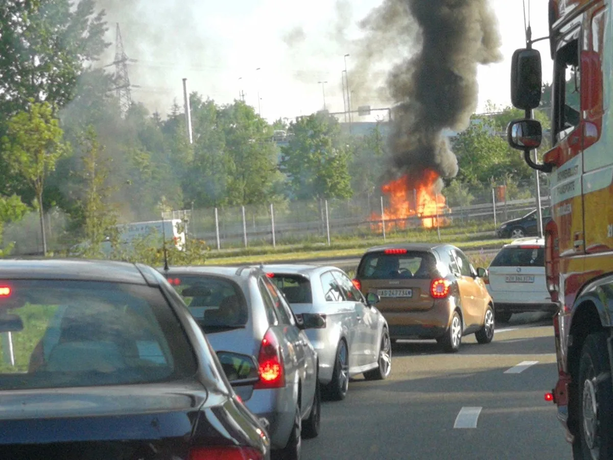 186f9265c9fce3021a78670b6a3f8c0f Auf der A1, Höhe Dübendorf, kam es heute Morgen zu einem Selbstunfall, bei dem ein Fahrzeug Feuer fing. (Foto: Leserreporter «20Minuten») , Aufgrund auslaufendem Benzin fing ging ein zweites, abgestelltes Fahrzeug ebenfalls in Flammen auf. (Foto: Leserreporter «20Minuten»), Ein Teil der A1 musste zeitweise gesperrt werden. (Foto: Leserreporter «20Minuten»)