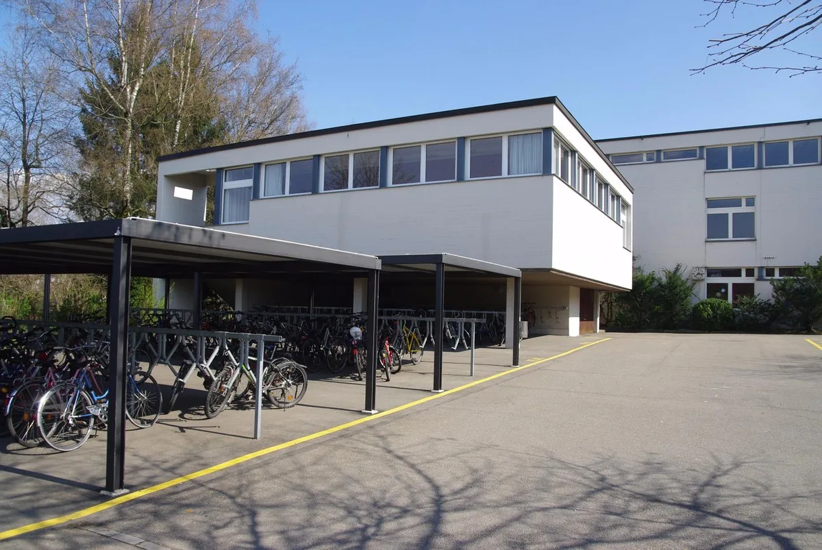 1178847 Das Wüeri-Schulhaus bleibt vorerst in den Händen der Oberstufenschulgemeinde Nänikon-Greifensee. (Foto: Archiv) , Gemeinderat Richard Sägesser (FDP) setzt sich für die Ustermer Einheitsgemeinde ein. (Foto: PD), Die Zukunft wird zeigen, ob sich die Oberstufenschulgemeinde Nänikon-Greifensee dem Gemeindegesetz fügen muss. (Foto: Christian Merz)