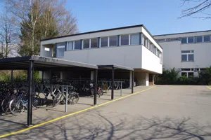 1178847 Das Wüeri-Schulhaus bleibt vorerst in den Händen der Oberstufenschulgemeinde Nänikon-Greifensee. (Foto: Archiv) , Gemeinderat Richard Sägesser (FDP) setzt sich für die Ustermer Einheitsgemeinde ein. (Foto: PD), Die Zukunft wird zeigen, ob sich die Oberstufenschulgemeinde Nänikon-Greifensee dem Gemeindegesetz fügen muss. (Foto: Christian Merz)