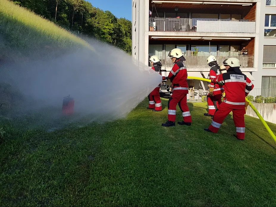 gasgrill Die Feuerwehr Rüti im Einsatz. (Bilder: PD), Ans Wurstessen war vermutlich danach nicht mehr zu denken. , Die explodierte Gasflasche.