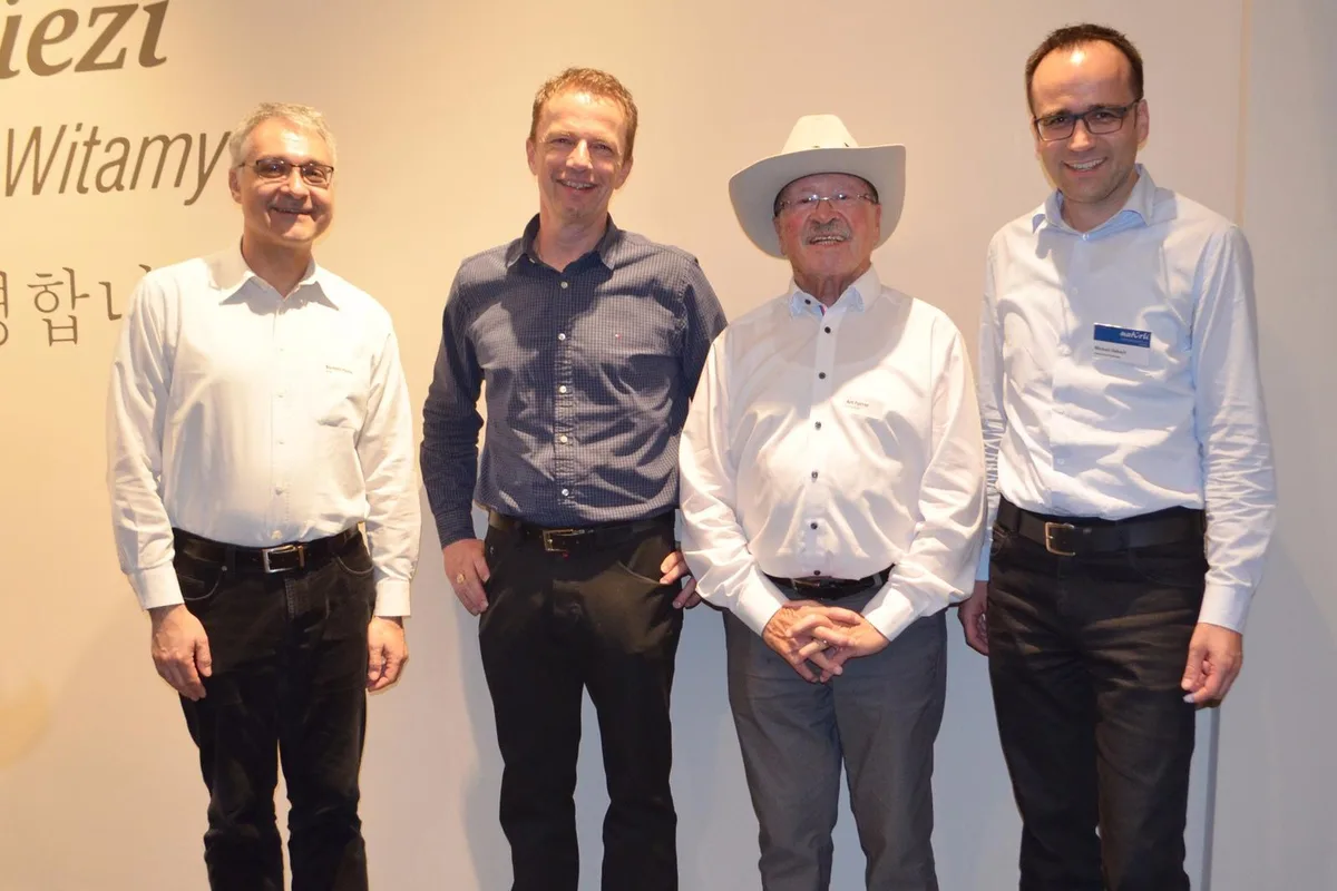 20_jahre_zuerioberland_tourismus_mitgliederversammlung Prof. Dr. Pietro Beritelli (r.) ist neu Präsident von Zürioberland Tourismus. Er übernimmt das Amt von Hans-Kaspar Schwarzenbach (z.v.l). (Foto: Zürioberland Tourismus)