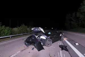 20_9_15_a53_kpz_1 Der BMW M6 des Unfallverursachers nach der Kollision mit Tempo 100. (Fotos: Kantonspolizei Zürich), Der VW Sharan, der vom BMW «abgeschossen» worden war.