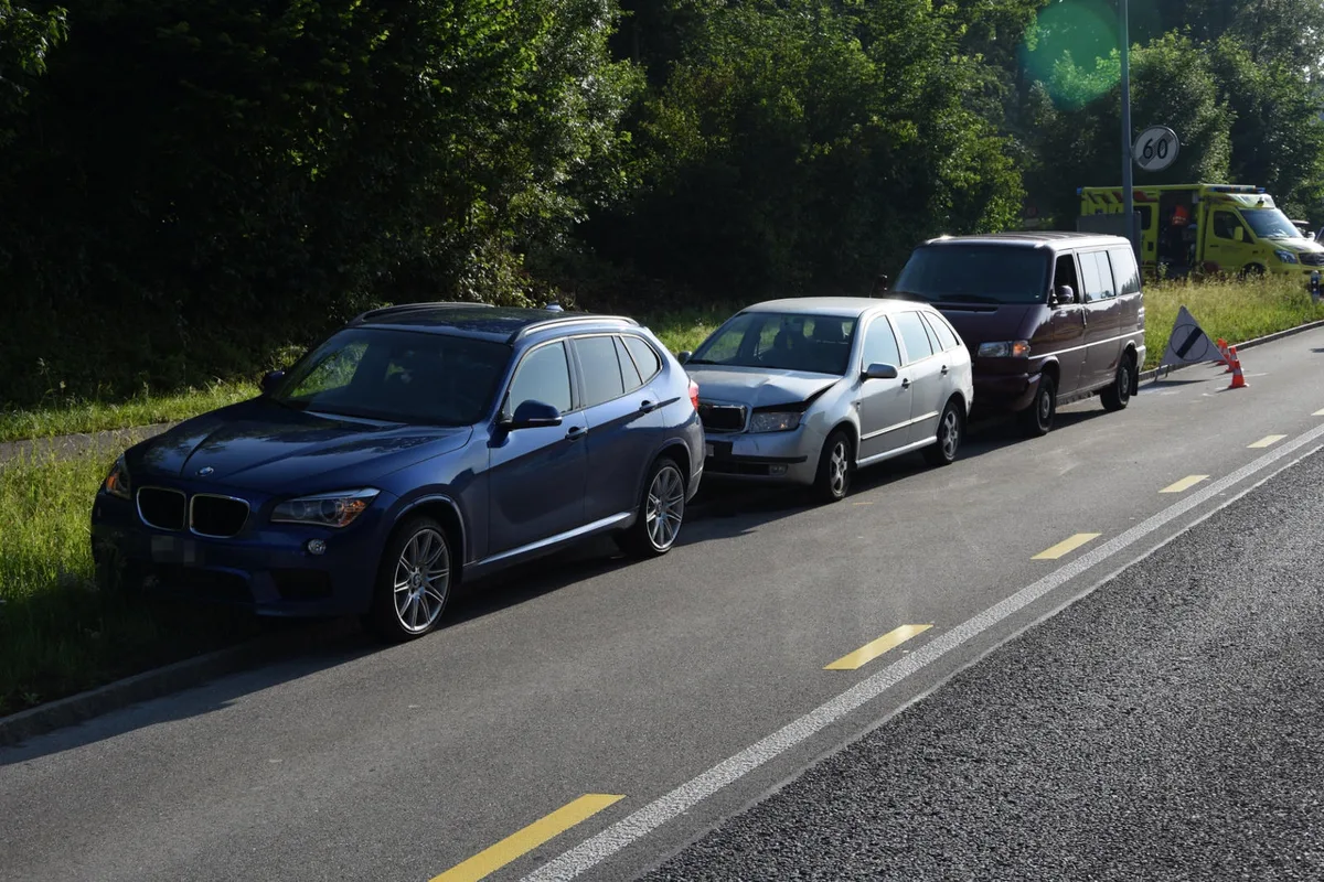 rapperswil-jona_1 Durch die Wucht des Aufpralls wurde das zweite Auto in ein weiteres, stillstehendes Auto gedrängt. (Foto: Kapo SG)