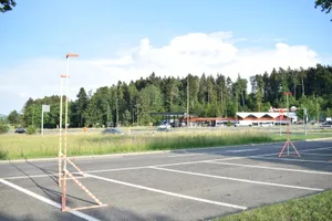 https-zueriost-ch-sites-default-files-media-2018-06-06-dsc_0924-jpg Das Bundesamt für Strassen plant, 18 neue Abstellplätze für Lastwagen auf der Raststätte Forrenberg Nord zu erstellen. (Foto: Michael Hotz), Diese sollen auf der Wiese östlich von der Tankstelle entstehen. (Foto: Michael Hotz), Daneben ist auch eine neue Sanitäranlage mit WCs und Duschen vorgesehen. (Foto: Michael Hotz), Die bereits vorhandenen Lastwagen-Abstellplätze befinden sich hinter der Tankstelle. (Foto: Michael Hotz)