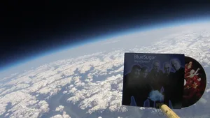 alpen31000 Auf den Weg in den Weltraum: Die CD befindet sich hier auf einer Höhe von 31'000 Meter. (Foto: PD), Alles gut verpackt. (Foto: PD), Der Ballon ist mit Helium gefüllt. (Foto: PD), Wenige Augenblicke vor dem Start. (Foto: PD), Und los gehts: Ausblick auf Wetzikon., Der Greifensee..., ...und der Pfäffikersee. (Foto: PD), Der Ballon steigt mit mehr als 5 Meter pro Sekunde, hier auf einer Höhe von 11'600 Metern. (Foto: PD), 21'8000 Meter! (Foto: PD), 30'000 Meter: Aufgrund des immer geringeren atmosphärischen Drucks hat sich der Ballon auf ein Mehrfaches seiner ursprünglichen Grösse ausgedehnt. (Foto: PD), Und zack, geplatzt ist er. Zu sehen sind die Überreste des Ballons, der Champagnerstaub ist trotz der hochauflösenden Kamera nicht auszumachen. (Foto: PD), Mit dem Fallschirm geht es wieder zurück Richtung Erde. (Foto: PD), Erst weiss die Band nur, dass er in der Nähe von Flawil gelandet ist. (Foto: PD), Landung im weichen Gras. Hier findet ein Spaziergänger die Geräte. (Foto: PD)