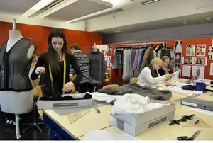 https-zueriost-ch-sites-default-files-media-2018-06-08-atelier_bfs-jpg Blick in ein Atelier der Berufsfachschule Winterthur. (Foto: PD), Das Schulhaus Dreieck ist eines der diversen Standorte der Berufsfachschule Winterthur. (Foto:PD)