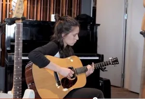 https-zueriost-ch-sites-default-files-media-2018-06-12-band-jpg Janine Cathrein im Studio. (Screenshot Bandvideo)