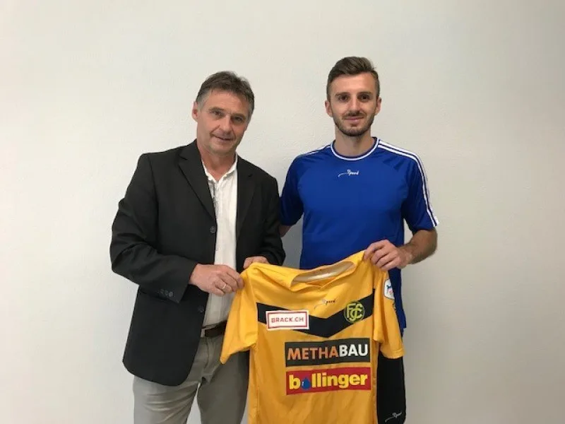 Adrian Nikci mit FCS-Geschäftsführer Axel Thoma. (Foto: fcschaffhausen.ch)