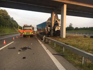 wiesendangen_unfall Der Lastwagen prallte gegen eine Brückenpfeiler. Der Chauffeur wurde beim Unfall eingeklemmt. (Bild: Kapo Zürich)