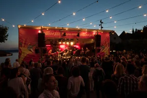 l1180183 Viel Musik, keine nennenswerten Zwischenfälle, kein Regen und 19'000 Besucher: eine positive Bilanz zum 20. Blues'n'Jazz. (Bild: PD) , Viel Musik, keine nennenswerten Zwischenfälle, kein Regen und 19'000 Besucher: eine positive Bilanz zum 20. Blues'n'Jazz. (Bild: PD) , Philipp Fankhauser war am Freitag auf dem Fischmarkt zu hören. (Bild: PD), Al McKay's Earth, Wind and Fire Experience zeigten am Freitag eine gut choreografierte Show. (Bild: PD), Viel Musik, keine nennenswerten Zwischenfälle, kein Regen und 19'000 Besucher: eine positive Bilanz zum 20. Blues'n'Jazz. (Bild: PD) , Viel Musik, keine nennenswerten Zwischenfälle, kein Regen und 19'000 Besucher: eine positive Bilanz zum 20. Blues'n'Jazz. (Bild: PD) , Viel Musik, keine nennenswerten Zwischenfälle, kein Regen und 19'000 Besucher: eine positive Bilanz zum 20. Blues'n'Jazz. (Bild: PD) , Walter Trout zeigte, dass er nach seiner schweren Erkrankung wieder voll zurück im Leben ist. (Bild: PD), Candy Dulfer zog am Samstag die meisten Zuhörer an. (Bild: PD), Auch auf den beiden Nebenbühnen wurde viel Musik geboten. (Bild: PD) , Viel Musik, keine nennenswerten Zwischenfälle, kein Regen und 19'000 Besucher: eine positive Bilanz zum 20. Blues'n'Jazz. (Bild: PD) , Viel Musik, keine nennenswerten Zwischenfälle, kein Regen und 19'000 Besucher: eine positive Bilanz zum 20. Blues'n'Jazz. (Bild: PD) , Viel Musik, keine nennenswerten Zwischenfälle, kein Regen und 19'000 Besucher: eine positive Bilanz zum 20. Blues'n'Jazz. (Bild: PD) , Viel Musik, keine nennenswerten Zwischenfälle, kein Regen und 19'000 Besucher: eine positive Bilanz zum 20. Blues'n'Jazz. (Bild: PD) , Auch auf den beiden Nebenbühnen wurde viel Musik geboten. (Bild: PD)