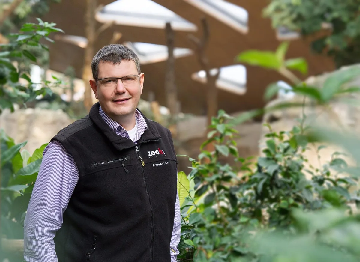 andreas_hohl «Im Sagentobel gibt es keinen Eingriff.»: Andreas Hohl, Verwaltungsrats-Delegierter der Zoo-Seilbahn AG. (Foto: PD), Blick aus der Gondel auf die neue Elefantenanlage. (Visualisierung: Zoo-Seilbahn AG), Die Seilbahn beim Gfellergut. (Visualisierung: Zoo-Seilbahn AG), Die Bergstation ist neben der Masoala-Halle vorgesehen. (Visualisierung: Zoo-Seilbahn AG), Die ersten Meter ab dem Bahnhof Stettbach. (Visualisierung: Zoo-Seilbahn AG), Die Talstation beim Bahnhof Stettbach. (Visualisierung: Zoo-Seilbahn AG)