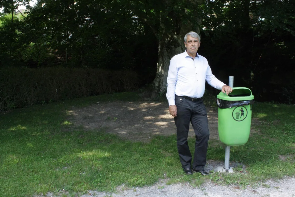 carlo_haechler_3 Gemeinderat Carlo Hächler (FDP) im Luppmenpark. Auf dem Platz hinter ihm standen früher Bänke und ein Tisch. Aufgrund von Lärmbelästigung und Vandalismus wurden diese aber entfernt. (Foto: Talina Steinmetz), «Die Jugendlichen feierten laute Partys und hinterliessen Abfall», erzählt er. (Foto: Talina Steinmetz), Nebst dem Littering nahmen sie auch Sachbeschädigungen vor. Unter anderem seien sie in das Teehaus im Luppmenpark eingebrochen. «Es wurde nichts geklaut», weiss Carlo Hächler. (Foto: Talina Steinmetz) , Weder persönliche Gespräche noch die Polizei konnten die Jugendlichen zur Einsicht bringen. «Die Feierei ging weiter. Also machte wir im Gemeinderat Nägel mit Köpfen.» (Foto: Talina Steinmetz)