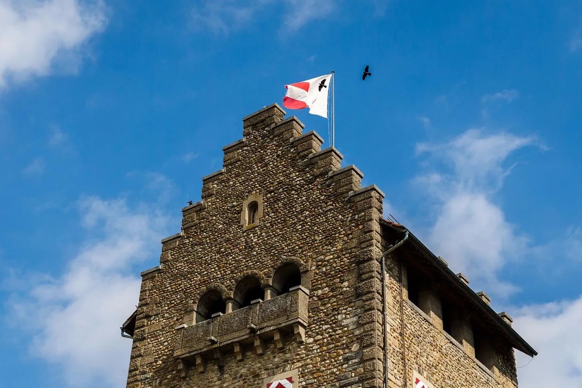 uster_18062018_schloss_naz-2 «Alles oberhalb dieser Fensteröffnungen wurde erst vor 100 Jahren gebaut», sagt der Ustermer Turmwart Reinhard Schmid. (Foto: Nicolas Zonvi), Das Wahrzeichen von Uster ist über 800 Jahre alt. (Foto: Nicolas Zonvi), Schmid öffnet die Tür, die in den Turm führt. (Foto: Nicolas Zonvi), Das Ratszimmer gehört zum alten Teil des Schlosses. (Foto: Nicolas Zonvi), An den Wänden hängen Waffen wie Vorderlader aus dem 1. Weltkrieg... (Foto: Nicolas Zonvi), ...und Hellebarrden. Allerdings steht die Einrichtung quer zur Geschichte des Schlosses. Sie besteht nur aus Leihgaben vom Landesmuseum Zürich oder von Privatpersonen. (Foto: Nicolas Zonvi), Der Rittersaal gehört zum Teil, der vor 100 Jahren restauriert wurde. (Foto: Nicolas Zonvi), «Der Ofen hat eine ganz besondere Geschichte», sagt Schmid. Jakob Heusser habe einmal das Schloss Wetzikon besucht, in dem er das Schmuckstück erblickte. «Er wollte es kaufen, doch man gab es ihm nicht.» Also habe er ihn nachbauen lassen. Deshalb stehen in Wetzikon und Uster der gleiche Ofen. (Foto: Nicolas Zonvi), So sah das Schloss Uster vor der Restaurierung aus. (Foto: PD/ Nicolas Zonvi), Ein Bild vom Umbau. (Foto: PD/ Nicolas Zonvi), Die Wendeltreppe, die zur Aussichtsplattform führt.
(Foto: Nicolas Zonvi), «Hier nisten sich die seltenen Turmdohlen ein», sagt Schmid. Die Vögel seien besonders während der Brutzeit störungsanfällig. «Deswegen öffnet der Turm auch erst Mitte Juni, weil da die letzten Jungen ausgeflogen sind.» (Foto: Nicolas Zonvi), Schmid stützt sich auf die Turmmauer. Sein Blick schweift über die weite Landschaft.(Foto: Nicolas Zonvi), «Schon als Kind war ich begeistert von diesem Anblick», sagt Schmid. (Foto: Nicolas Zonvi), «Ich hoffe, die Leute können ihn noch hunderte Jahre weiter geniessen.» (Foto: Nicolas Zonvi)