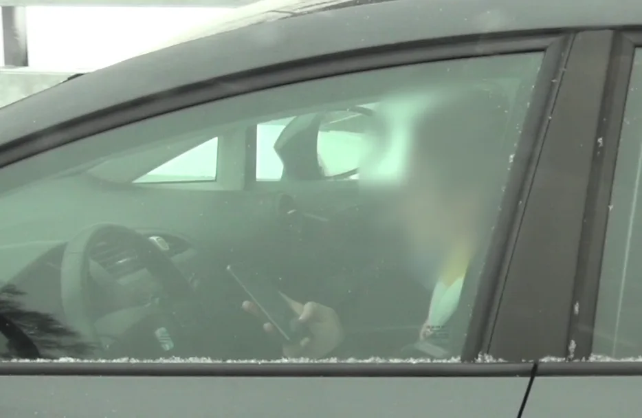 60_ablenkung1_0 Das Handy bedienen und ein Auto lenken: eine sehr gefährliche Kombination – und eine, die recht teurer werden kann, wie ein Ustermer erfahren musste. (Symbolbild: Kantonspolizei Zürich; Screenshot aus Präventionsfilm «Ablenkung»)